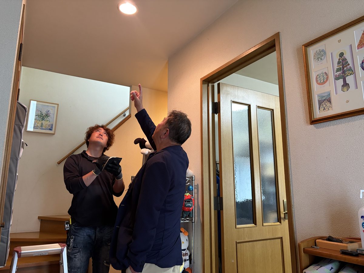 2名による漏電調査・打ち合わせ