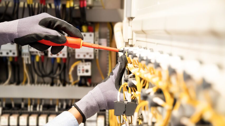 分電盤の配線作業